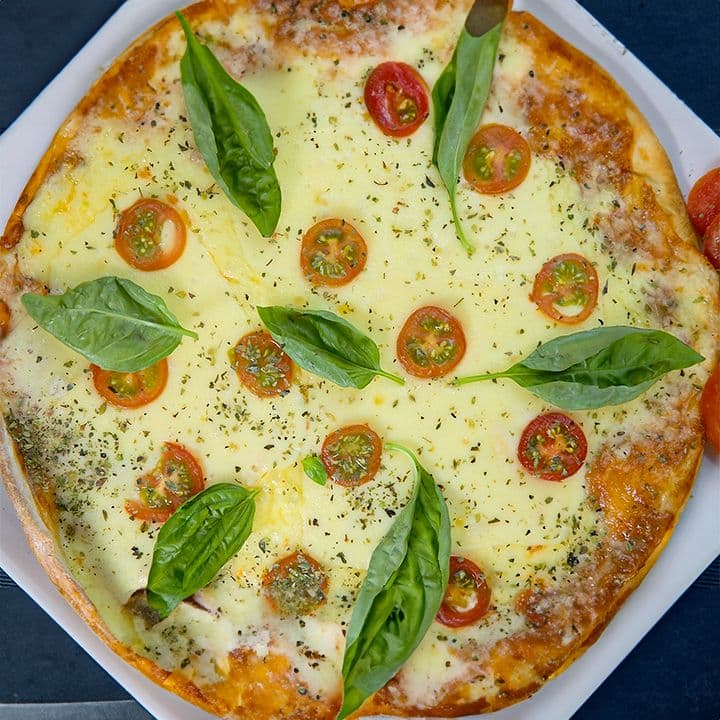 Imagen de 2 muzza + porcion de fritas + 1 coca cola de 1lt