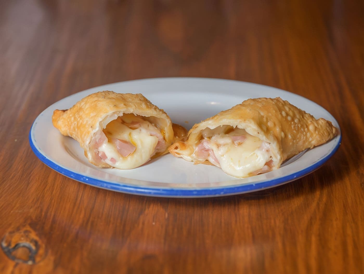 Imagen de Empanada frita de jamón y queso