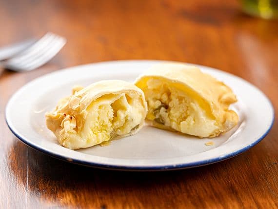 Imagen de Empanada frita de queso y aceitunas