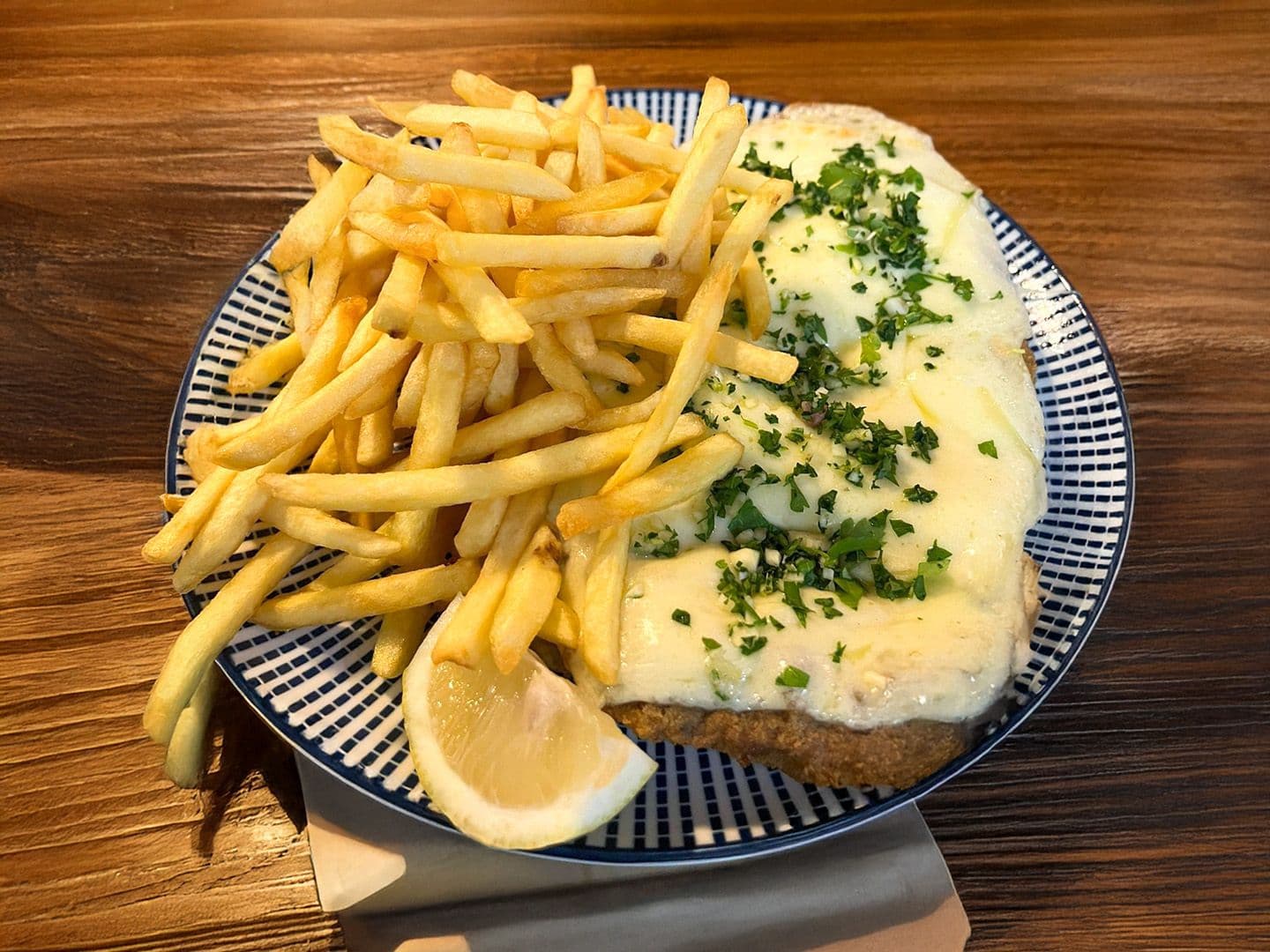 Imagen de Milanesa de pollo a la Suiza con guarnición