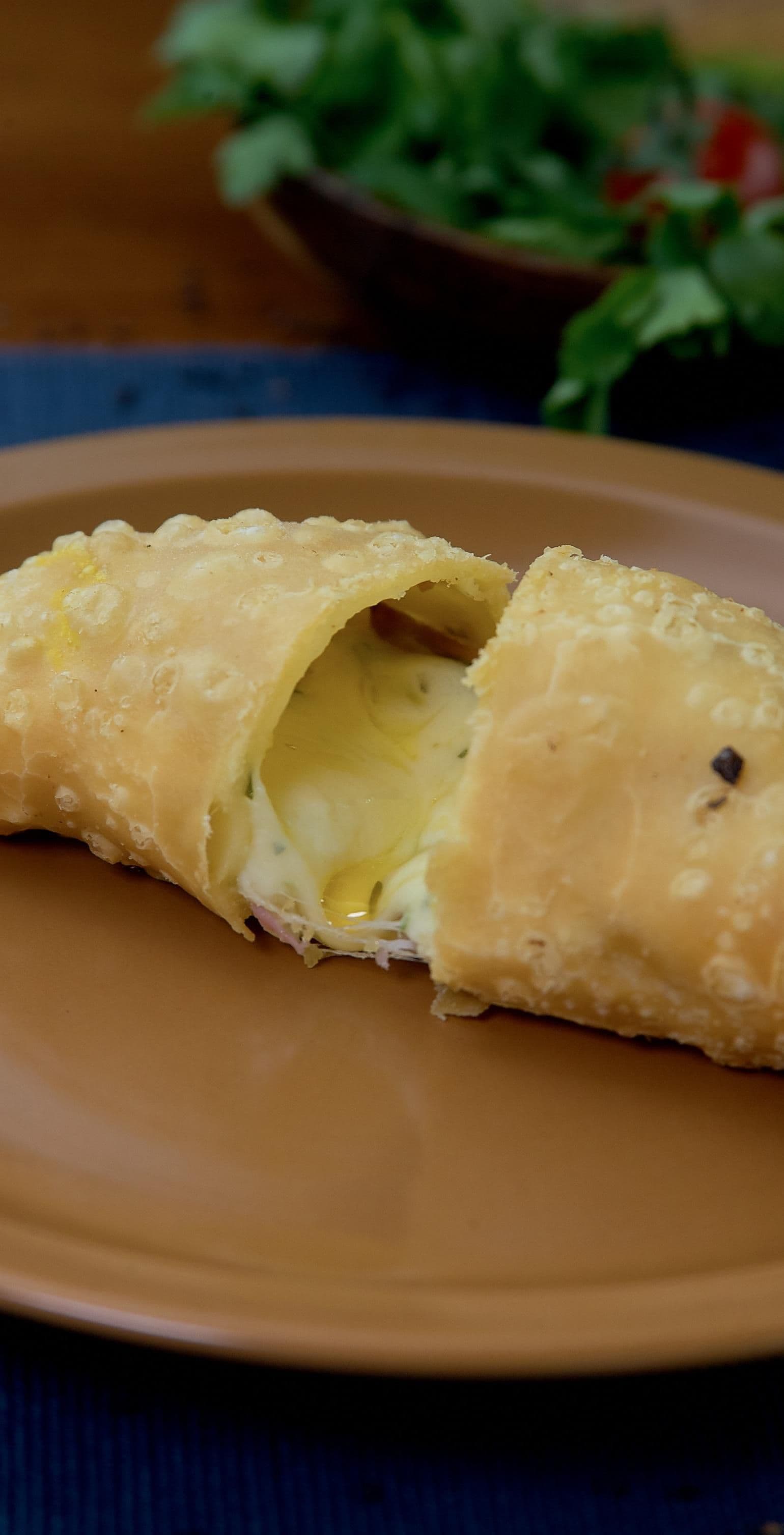 Imagen de Empanada frita de queso, lomito y ciboulette