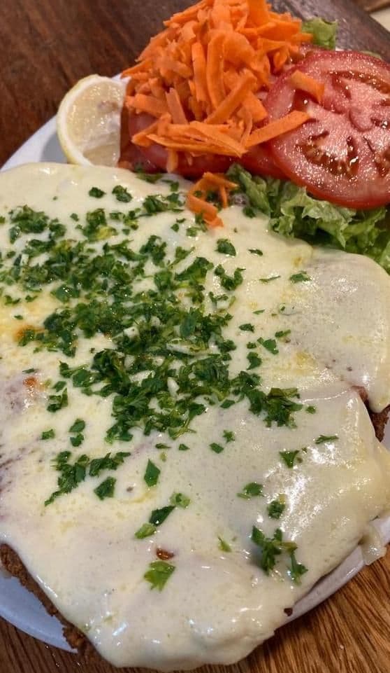 Imagen de Milanesa de carne a la Suiza con guarnición